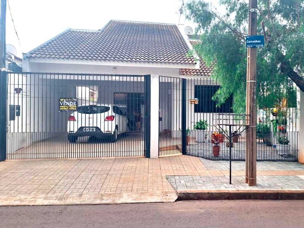 Casa no bairro Parque das Bandeiras em Maringá / PR – R$ 930.000,00